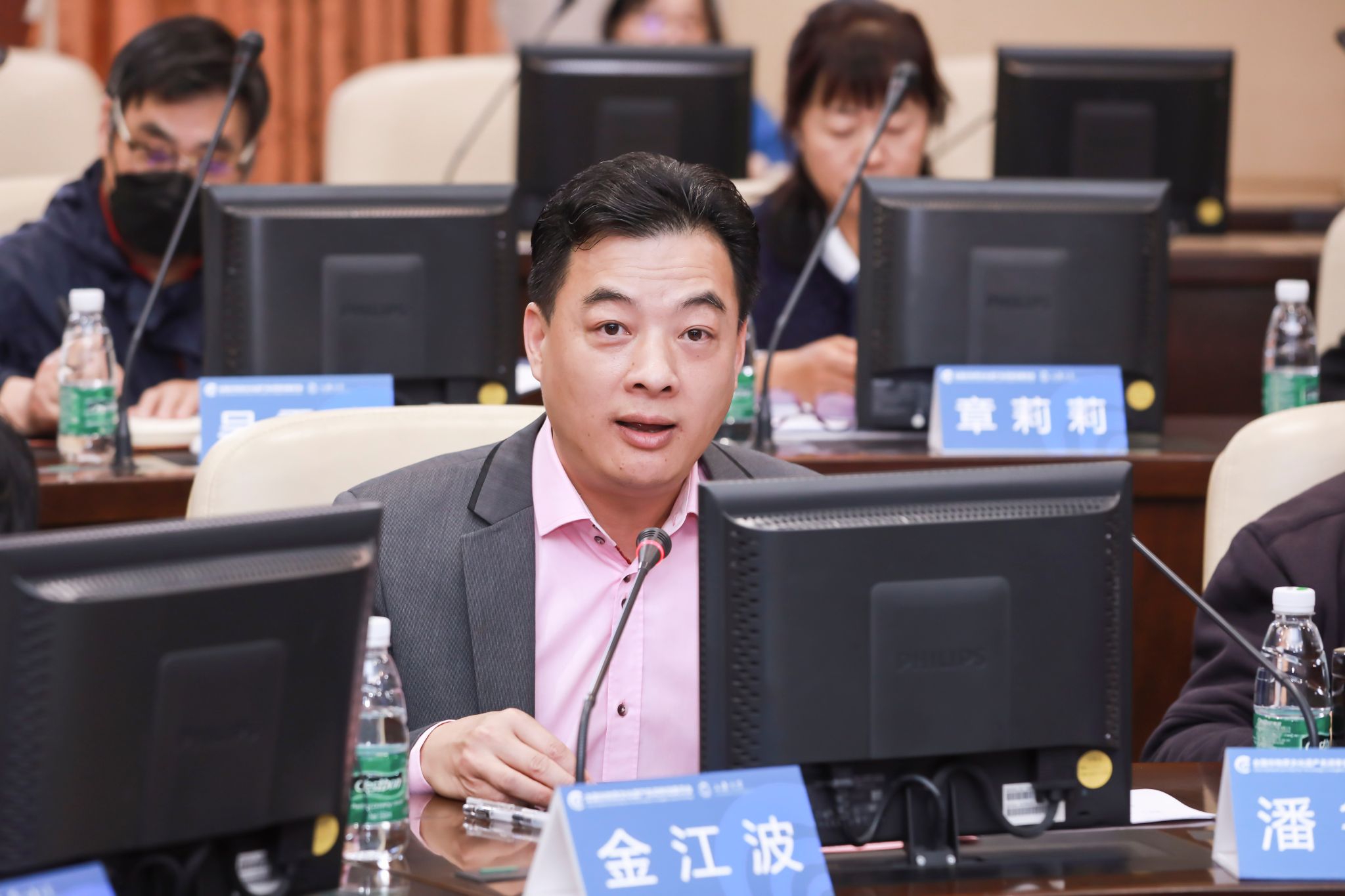 sunbet申搏官方网站上海美术学院执行院长、全国非遗名词委委员金江波教授代为宣读文化和旅游部非物质文化遗产司王晨阳司长的贺信.jpg sunbet申搏官方网站上海美术学院执行院长、全国非遗名词委委员金江波教授代为宣读文化和旅游部非物质文化遗产司王晨阳司长的贺信.jpg