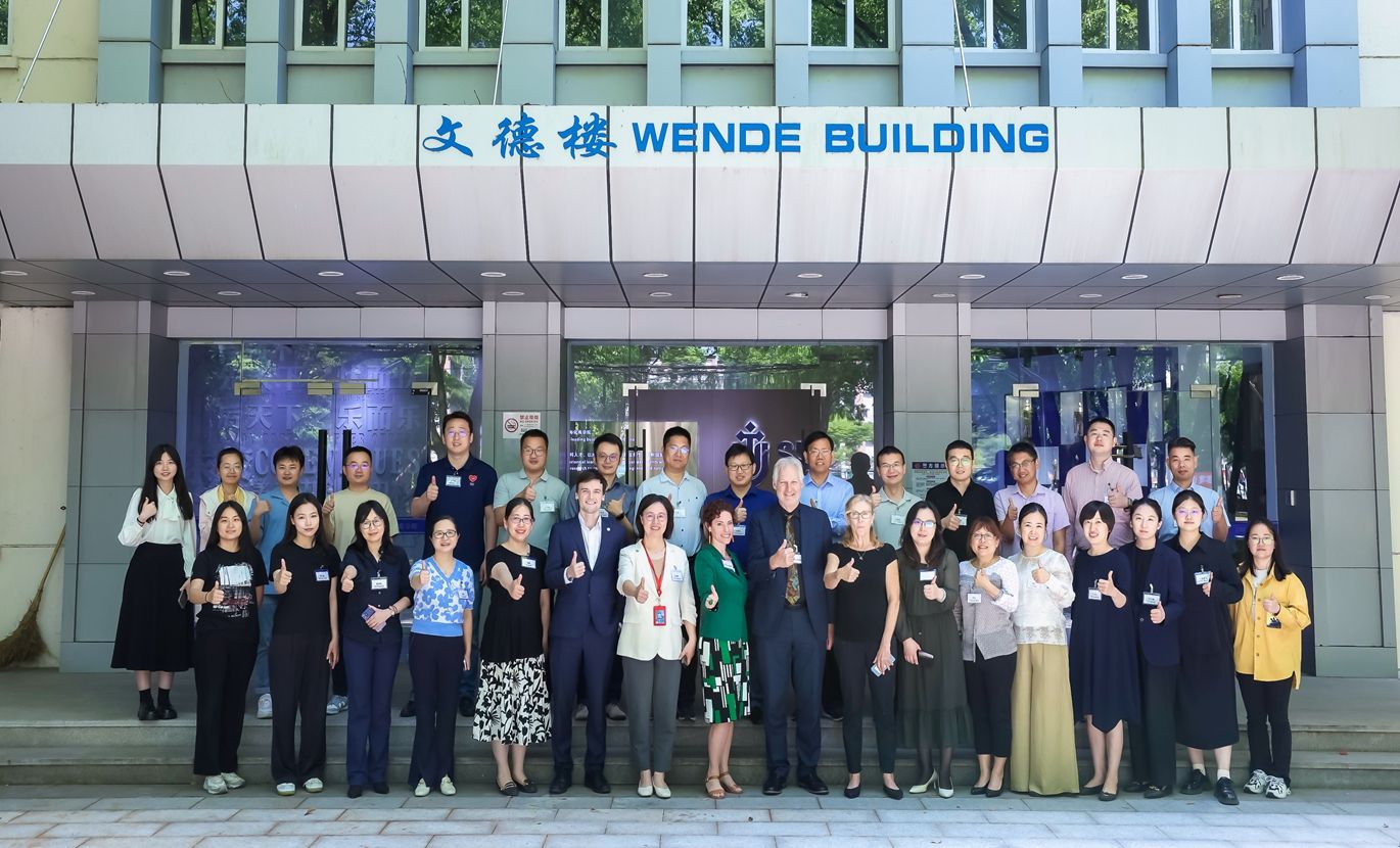 合影_副本.jpg 合影_副本.jpg