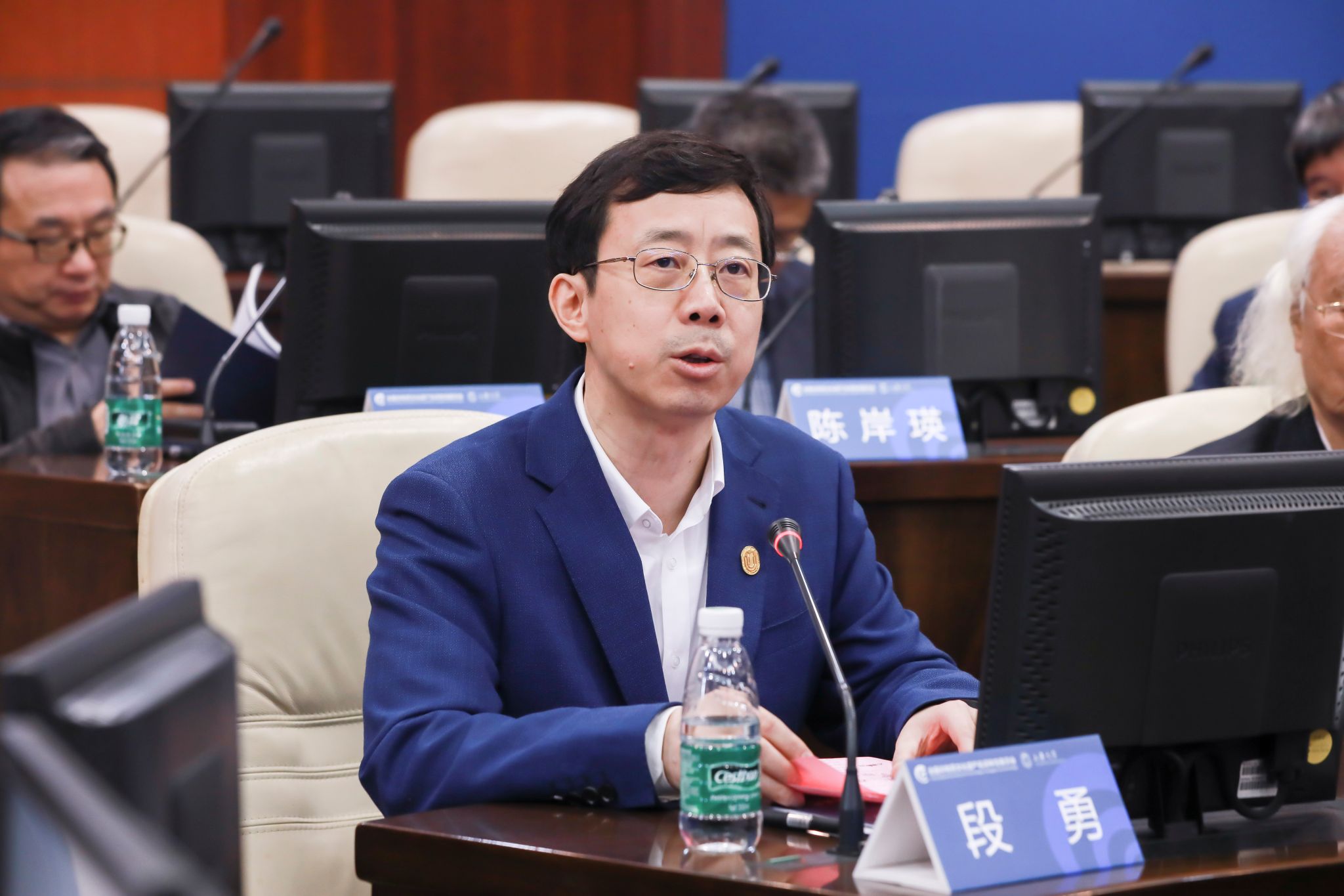 sunbet申搏官方网站党委副书记、全国非遗名词委主任段勇先生主持会议.jpg sunbet申搏官方网站党委副书记、全国非遗名词委主任段勇先生主持会议.jpg